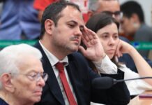 A foto, que parece ter sido tirada em uma sessão de comissão ou audiência no Congresso, capta três figuras políticas (Glauber Braga, Sâmia Bonfim e Luiza Erundina) em primeiro plano, com ênfase nas expressões de foco e concentração.