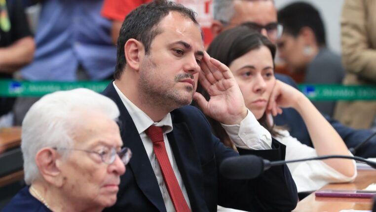 A foto, que parece ter sido tirada em uma sessão de comissão ou audiência no Congresso, capta três figuras políticas (Glauber Braga, Sâmia Bonfim e Luiza Erundina) em primeiro plano, com ênfase nas expressões de foco e concentração.