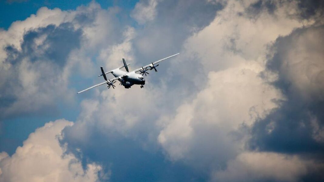 Avião russo, modelo turboélice, aparece voando no céu