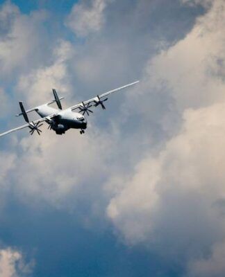 Avião russo, modelo turboélice, aparece voando no céu