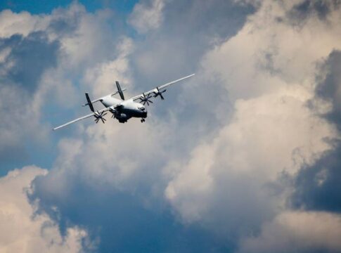 Avião russo, modelo turboélice, aparece voando no céu