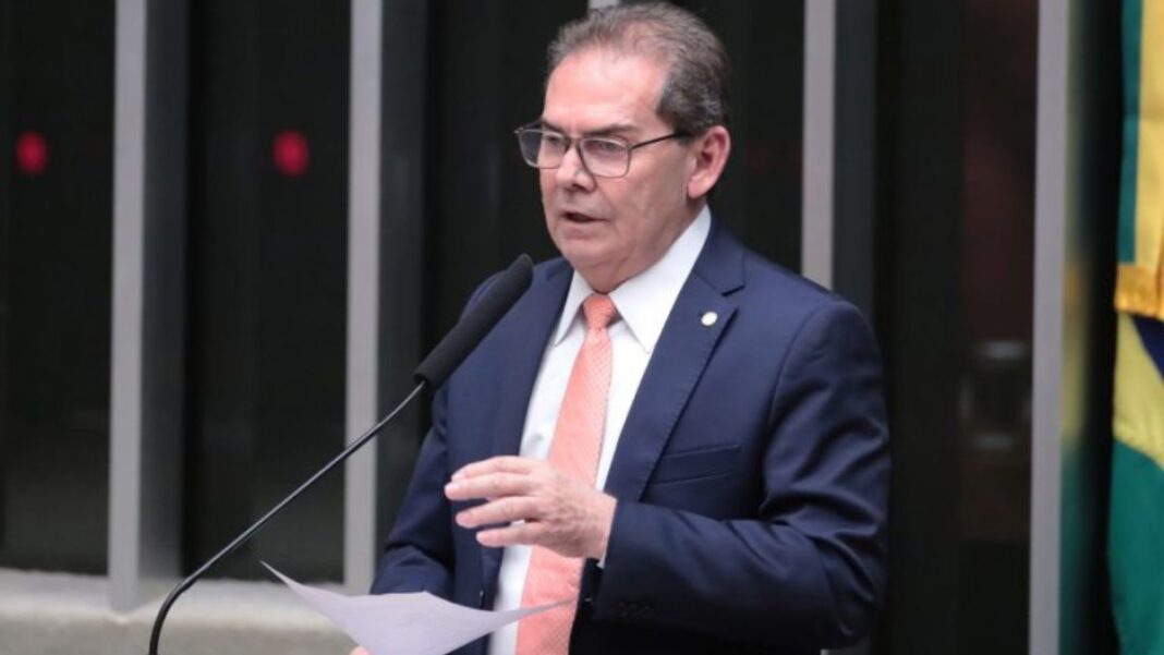 O deputado Paulinho da Força fala ao microfone durante sessão na Câmara dos Deputados