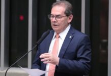 O deputado Paulinho da Força fala ao microfone durante sessão na Câmara dos Deputados