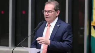 O deputado Paulinho da Força fala ao microfone durante sessão na Câmara dos Deputados