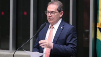 O deputado Paulinho da Força fala ao microfone durante sessão na Câmara dos Deputados