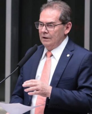 O deputado Paulinho da Força fala ao microfone durante sessão na Câmara dos Deputados