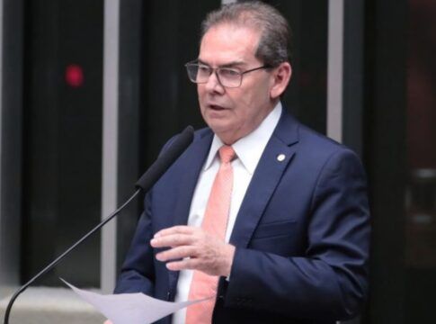 O deputado Paulinho da Força fala ao microfone durante sessão na Câmara dos Deputados