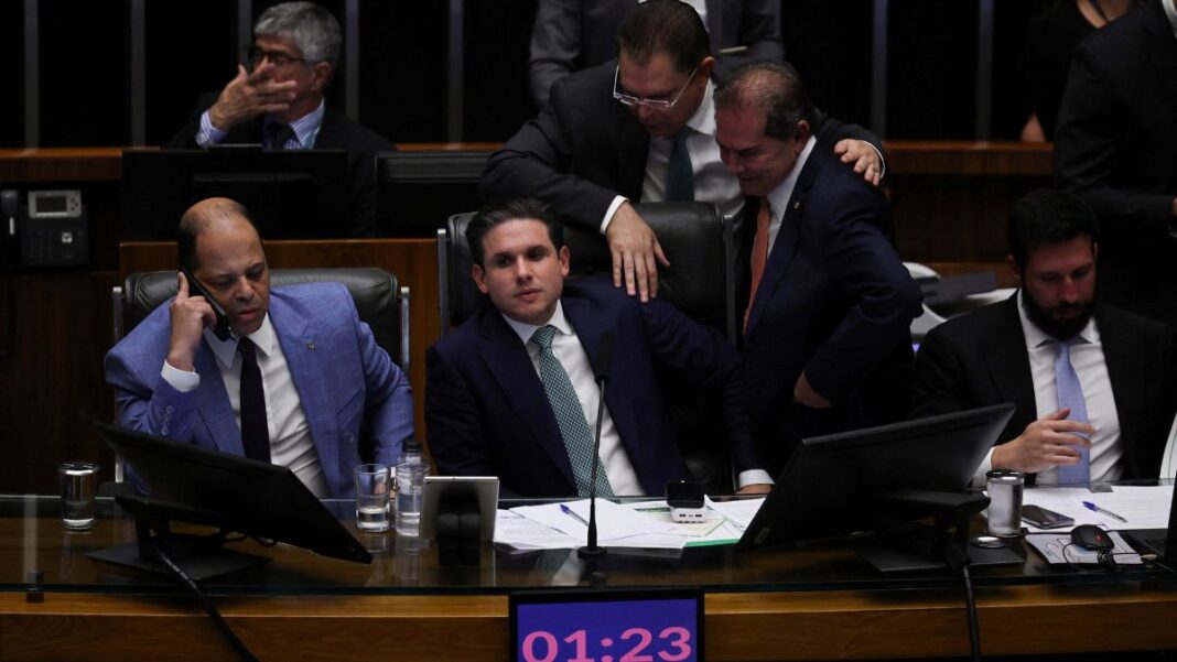 Relator do PL da Dosimetria, o deputado Paulinho da Força conversa com o presidente da casa Hugo Motta