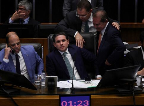 Relator do PL da Dosimetria, o deputado Paulinho da Força conversa com o presidente da casa Hugo Motta