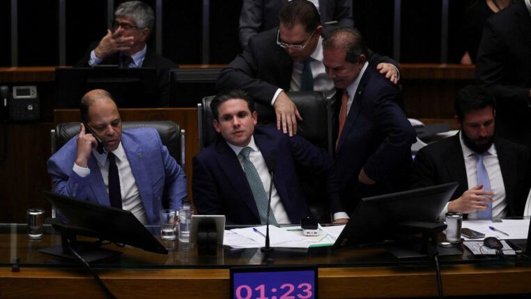 Relator do PL da Dosimetria, o deputado Paulinho da Força conversa com o presidente da casa Hugo Motta