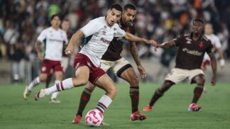 Jogadores do Vasco e do Fluminense disputam a bola no gramado em clássico disputado em outubro