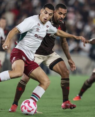 Jogadores do Vasco e do Fluminense disputam a bola no gramado em clássico disputado em outubro