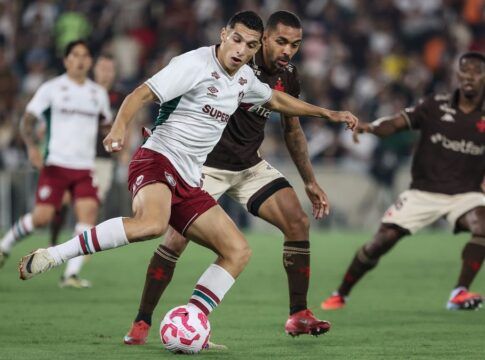 Jogadores do Vasco e do Fluminense disputam a bola no gramado em clássico disputado em outubro