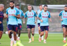 Jogadores do Flamengo correm no gramado durante treino