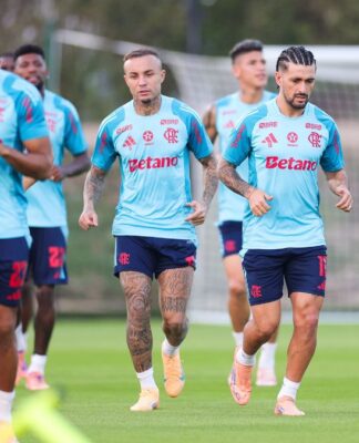 Jogadores do Flamengo correm no gramado durante treino