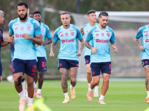 Jogadores do Flamengo correm no gramado durante treino