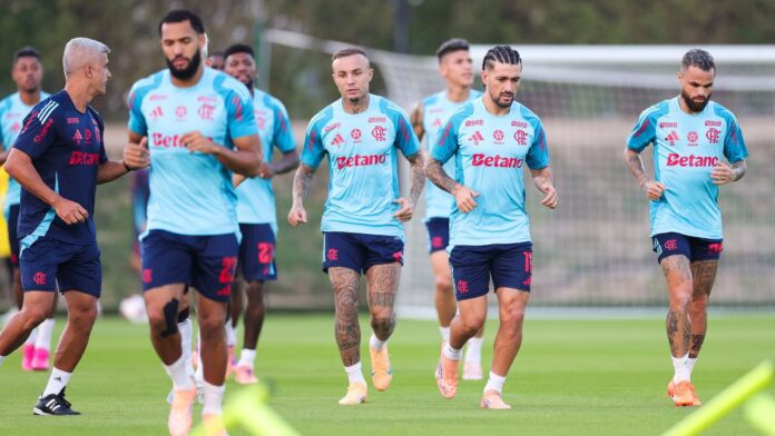 Jogadores do Flamengo correm no gramado durante treino