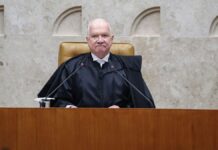 O presidente do STF, Edson Fachin, fala ao microfone durante sessão no tribunal