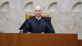 O presidente do STF, Edson Fachin, fala ao microfone durante sessão no tribunal