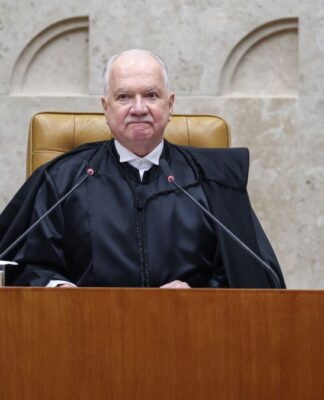 O presidente do STF, Edson Fachin, fala ao microfone durante sessão no tribunal