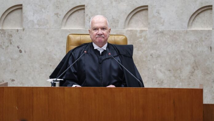 O presidente do STF, Edson Fachin, fala ao microfone durante sessão no tribunal