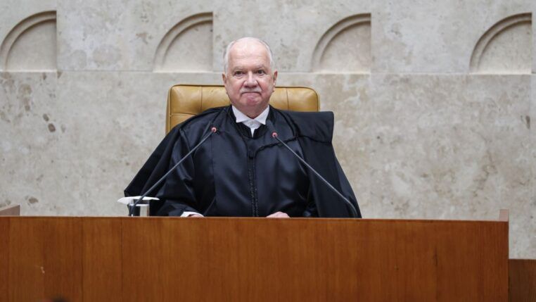 O presidente do STF, Edson Fachin, fala ao microfone durante sessão no tribunal