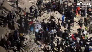 Pessoas ajudam no resgate após o desabamento na cidade de Fez