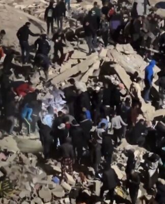 Pessoas ajudam no resgate após o desabamento na cidade de Fez