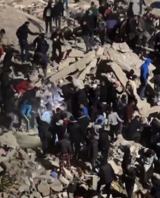 Pessoas ajudam no resgate após o desabamento na cidade de Fez