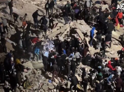 Pessoas ajudam no resgate após o desabamento na cidade de Fez