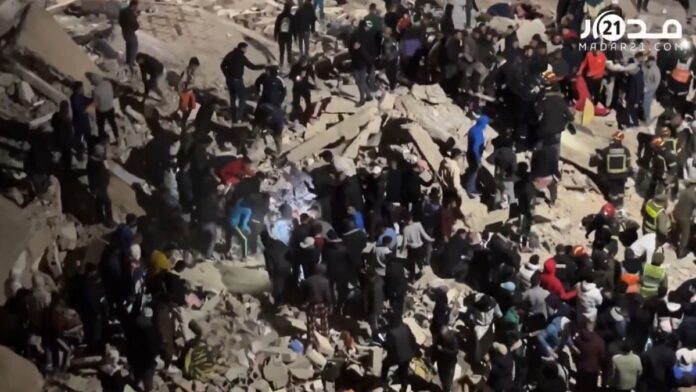 Pessoas ajudam no resgate após o desabamento na cidade de Fez