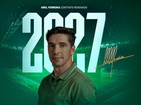 Abel Ferreira aparece à frente de fundo verde, com o número 2027