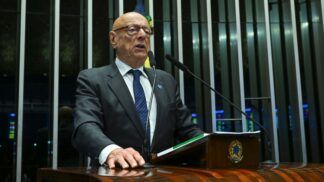 O senador Esperidião Amin fala ao microfone durante sessão no Senado