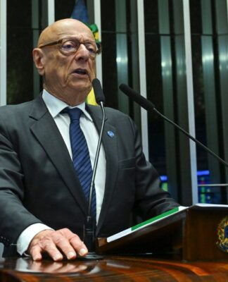 O senador Esperidião Amin fala ao microfone durante sessão no Senado