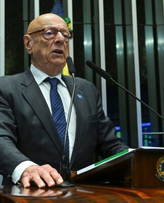 O senador Esperidião Amin fala ao microfone durante sessão no Senado