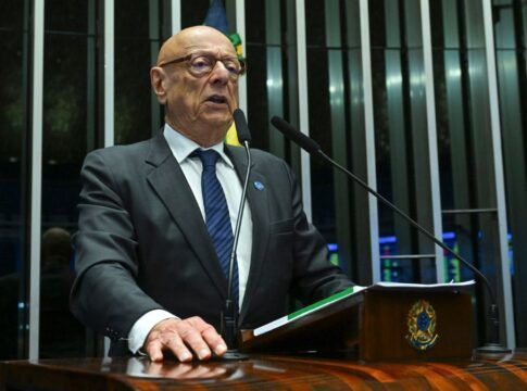 O senador Esperidião Amin fala ao microfone durante sessão no Senado