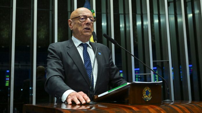 O senador Esperidião Amin fala ao microfone durante sessão no Senado