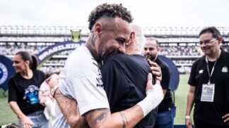 Neymar abraça o ex-jogador Pepe no gramado antes de início de jogo