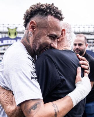 Neymar abraça o ex-jogador Pepe no gramado antes de início de jogo