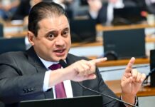 Senador Weverton Rocha gesticula ao falar ao microfone em sessão no Senado