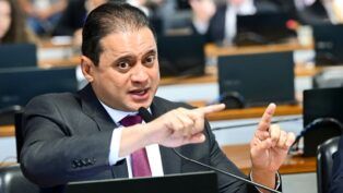 Senador Weverton Rocha gesticula ao falar ao microfone em sessão no Senado