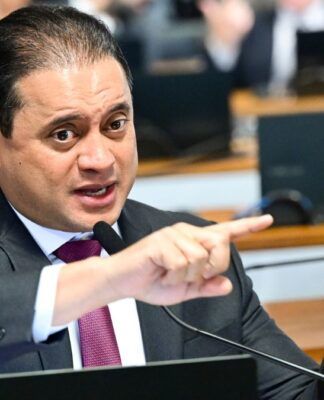 Senador Weverton Rocha gesticula ao falar ao microfone em sessão no Senado