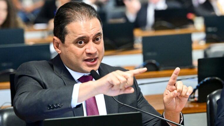 Senador Weverton Rocha gesticula ao falar ao microfone em sessão no Senado
