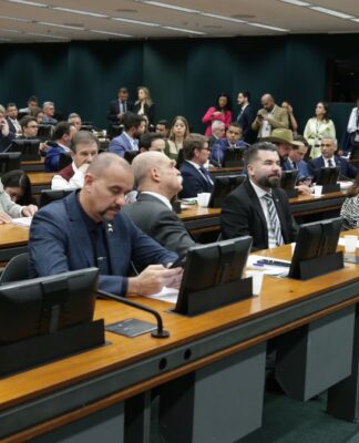 Escala 6×1 trava na Câmara, relator defende jornadas de 40h e joga decisão para semana que vem