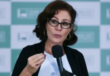 A deputada Carla Zambelli fala ao microfone e gesticula em evento no Congresso