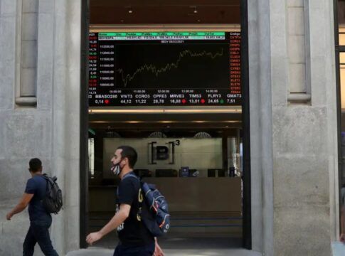 Ibovespa bate recorde histórico de 165 mil pontos enquanto dólar sobe para R$ 5,40