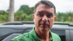 Flávio Bolsonaro fala com jornalistas
