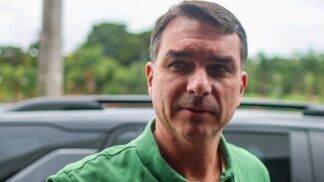 Flávio Bolsonaro fala com jornalistas