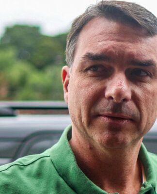 Flávio Bolsonaro fala com jornalistas