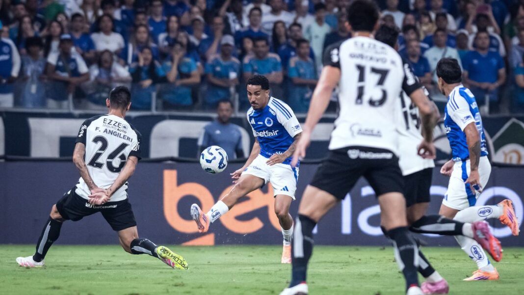 Jogadores do Cruzeiro e Corinthians se enfrentam em campo